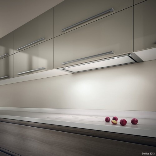Coifa de embutir Elica Filo 120 de 120 cm em vidro e inox escovado.
