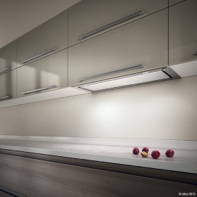 Coifa de embutir Elica Filo 120 de 120 cm em vidro e inox escovado.
