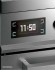 Programador Digital: controla eletronicamente a temperatura e o tempo de preparo do forno. Informa a temperatura em tempo real do forno ou da sonda e a função de preparo selecionada.