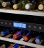 2 Zonas de Temperatura: permitem a conservação de todos os tipos de vinhos em suas temperaturas de consumo ou armazenamento com elevada precisão. A temperatura pode ser regulada de 5 °C a 20 °C na zona superior e de 12 ºC a 20 ºC na zona inferior sendo distribuída de forma ventilada e homogênea por todo o seu interior.
