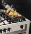 Rápido aquecimento: ao ser posicionado sobre 2 queimadores atinge 210 ºC em 5 minutos e 240 ºC em 7 minutos para iniciar o preparo de apetitosos grelhados com rapidez.