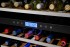 2 Zonas de Temperatura: permitem a conservação de todos os tipos de vinhos em suas temperaturas de consumo ou armazenamento com elevada precisão. A temperatura pode ser regulada de 5 °C a 20 °C na zona superior e de 12 ºC a 20 ºC na zona inferior sendo distribuída de forma ventilada e homogênea por todo o seu interior.
