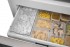 Ice Maker Inteligente: com seleção do tamanho dos cubos que utilizam água purificada pelo filtro do refrigerador, mantém a gaveta sempre cheia com até 5 Kg de gelo. Ao acionar a função Super Ice se aumenta a produção de gelo de 1 Kg para 1,5 Kg por dia.