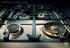 Queimador Dual Flame: com grande variação de potência de 480 W à 5.000 W e tampa central em latão com a marca Bertazzoni.