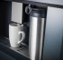 Jarra de Leite Térmica em Inox: com isolamento a vácuo entre as paredes interna e externa que mantém o leite a baixa temperatura, fundamental para desfrutar de um cappuccino com cremosidade perfeita. Possui ajuste de densidade da espuma.