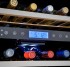 Iluminação por LEDs: elegante luz fria e uniforme por todo o seu interior acionada ao abrir a porta e que pode ainda ser mantida acesa.