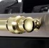 Puxadores em Latão: em elegante formato tubular e atérmicos.